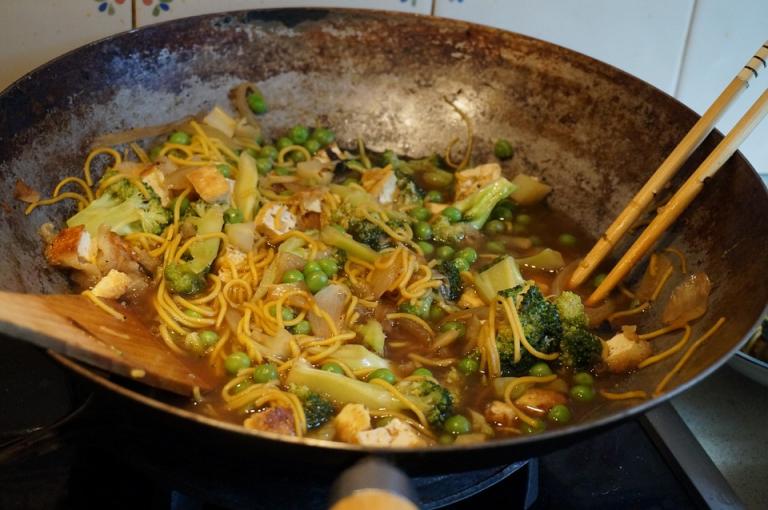 Braising pasta and vegetables in a wok